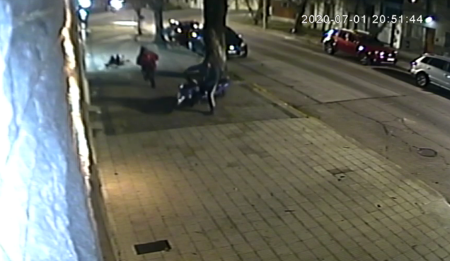 Motochorros casi matan a una mujer al tirara para quitarle la cartera