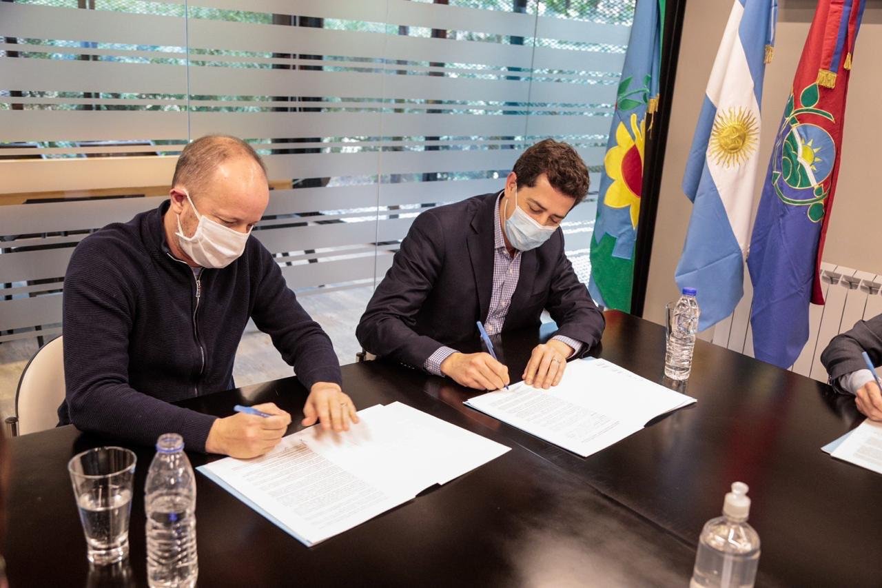 Lomas: Insaurralde recibió a Wado de Pedro para la firma de la adhesión al Programa de Apoyo a la Asistencia Local en la Emergencia