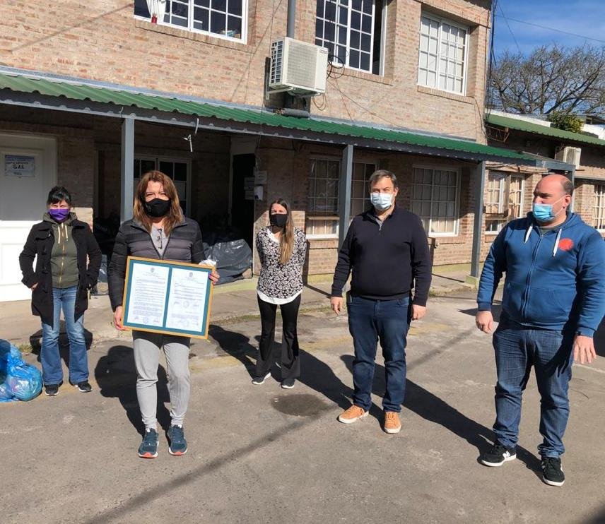 Cascallares recibió a Lizy Tagliani, quien entregó donaciones de alimentos