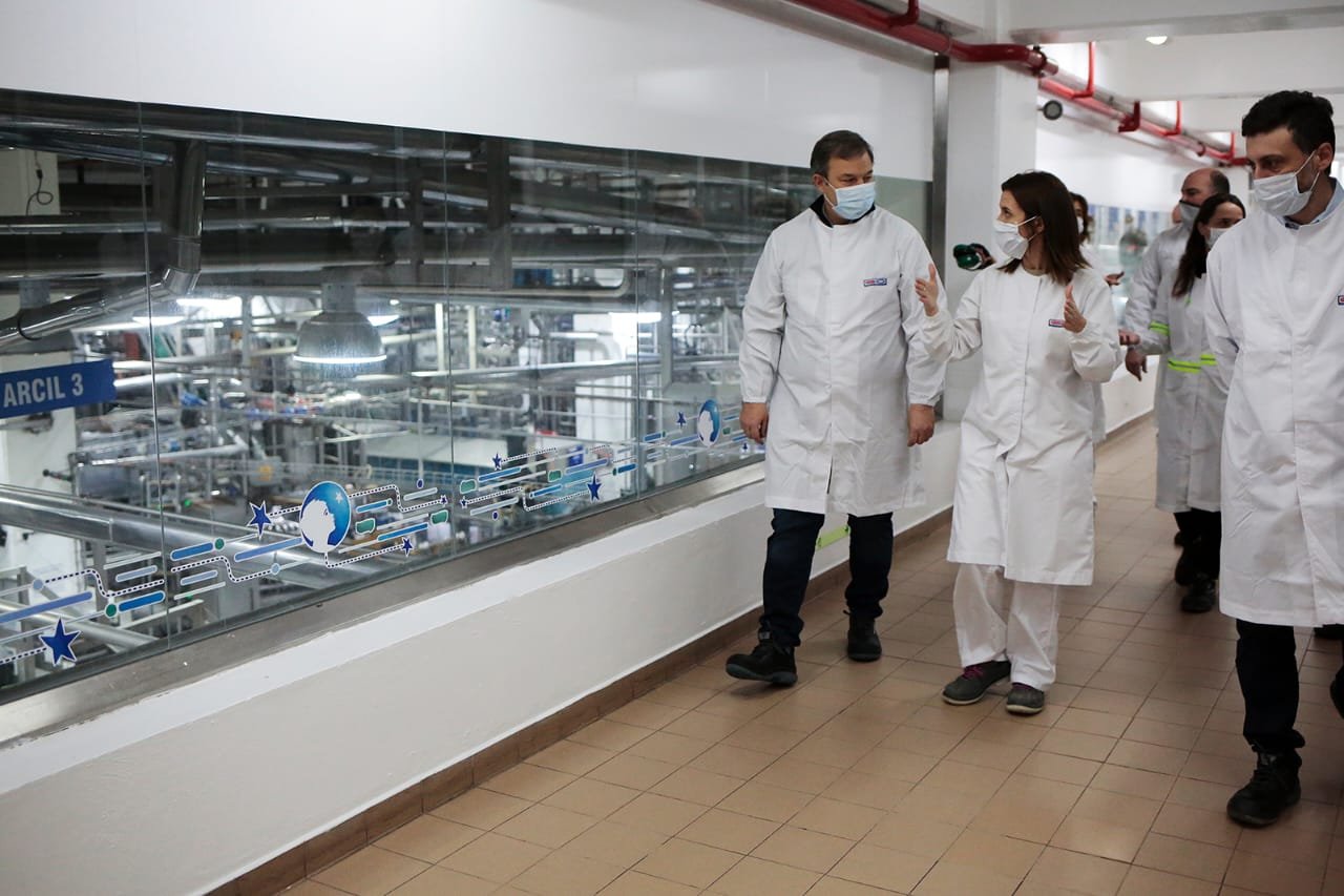 Cascallares recorrió la planta Danone que realiza donaciones en el marco de la pandemia