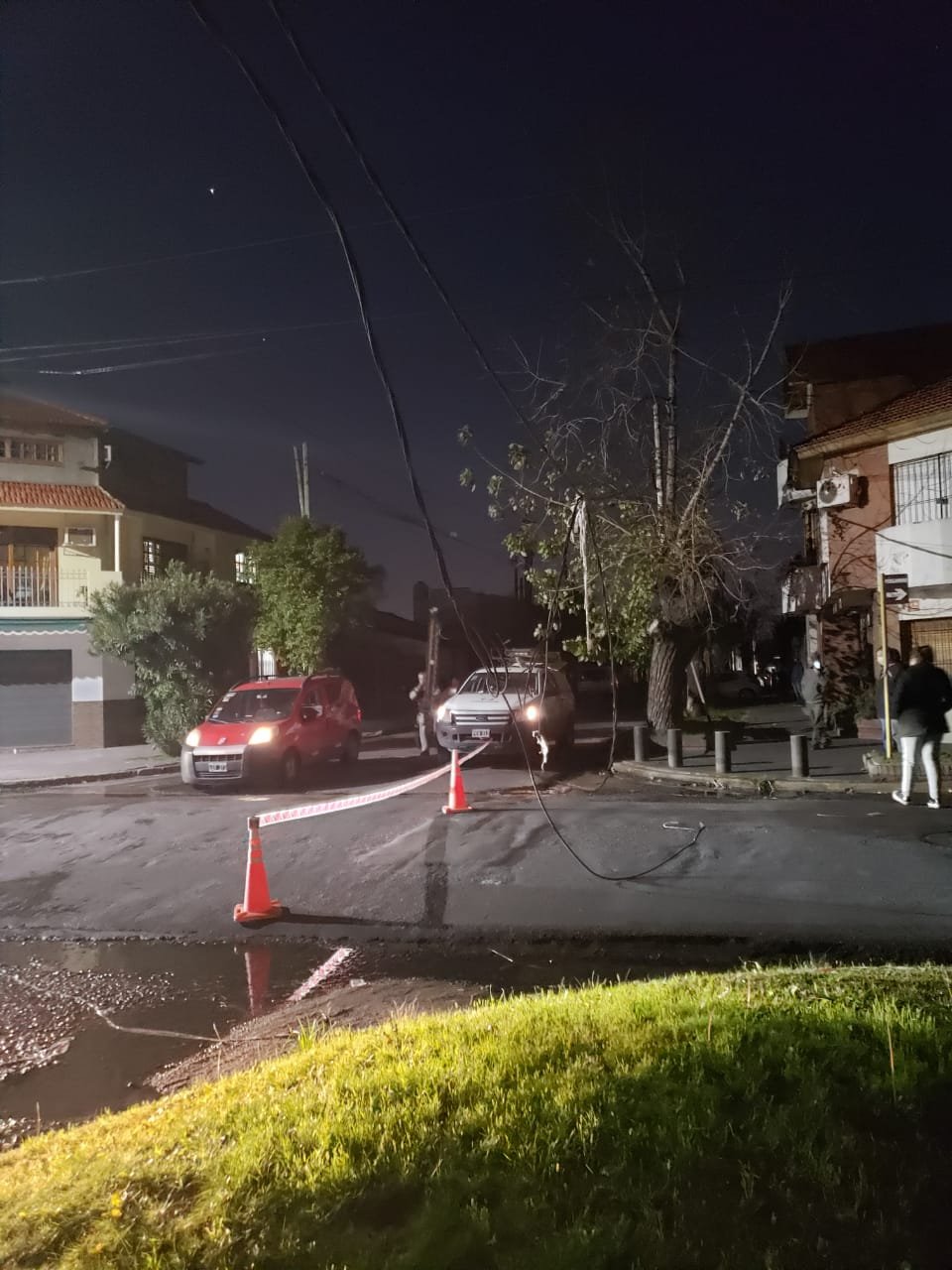 Camión se lleva puesto cableado de Edesur y deja a un barrio sin luz