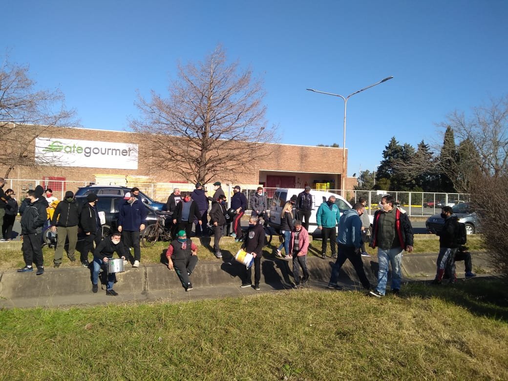 Trabajadores de Gate Gourmet del Aeropuerto de Ezeiza aseguran que la empresa “aprovecha la pandemia” para no cumplir con el pago de sueldos