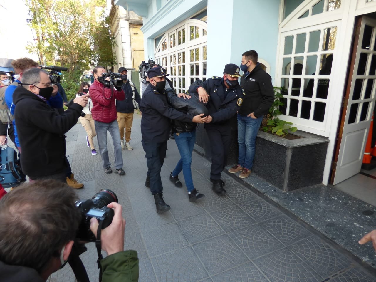 Detuvieron a Laporta y “Chimuelo”, los ladrones que habían robado el auto con un niño adentro