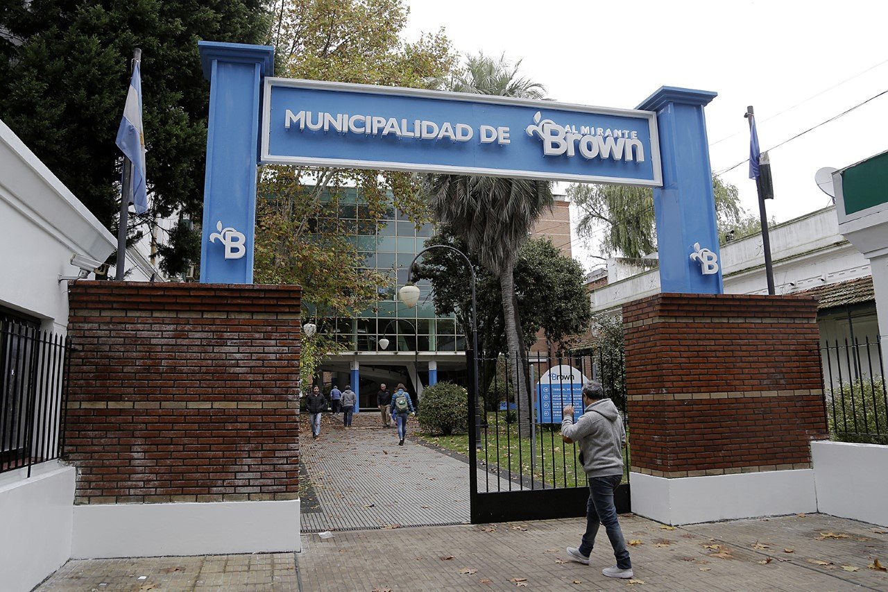 En medio de la pandemia, Brown multiplica las medidas en favor del comercio