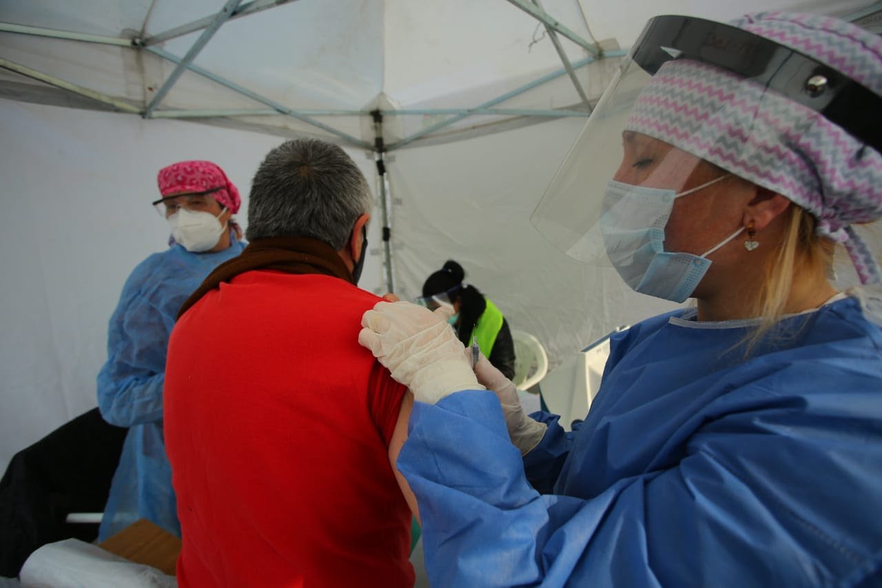 Echeverría: operativo de vacunación antigripal para adultos mayores