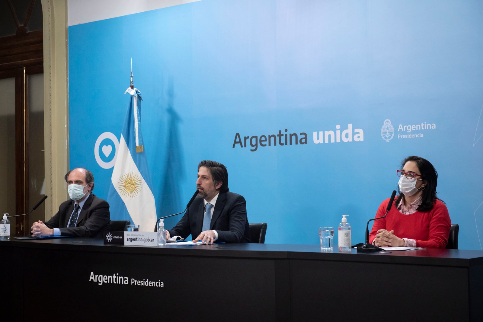 El Gobierno lanzó una línea de créditos subsidiada para que docentes puedan comprar equipamiento informático