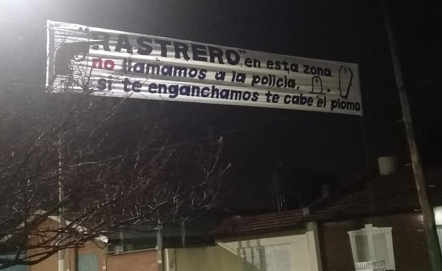 “Si te enganchamos, te cabe el plomo”: otro intimidante pasacalles colgado por vecinos de Llavallol