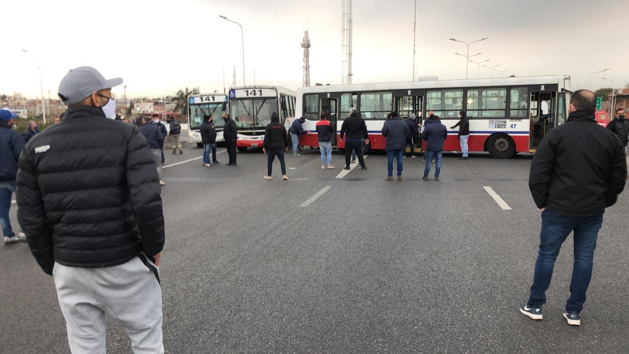 Por reclamo de sueldos adeudados: choferes de la 141 cortaron Puente La Noria