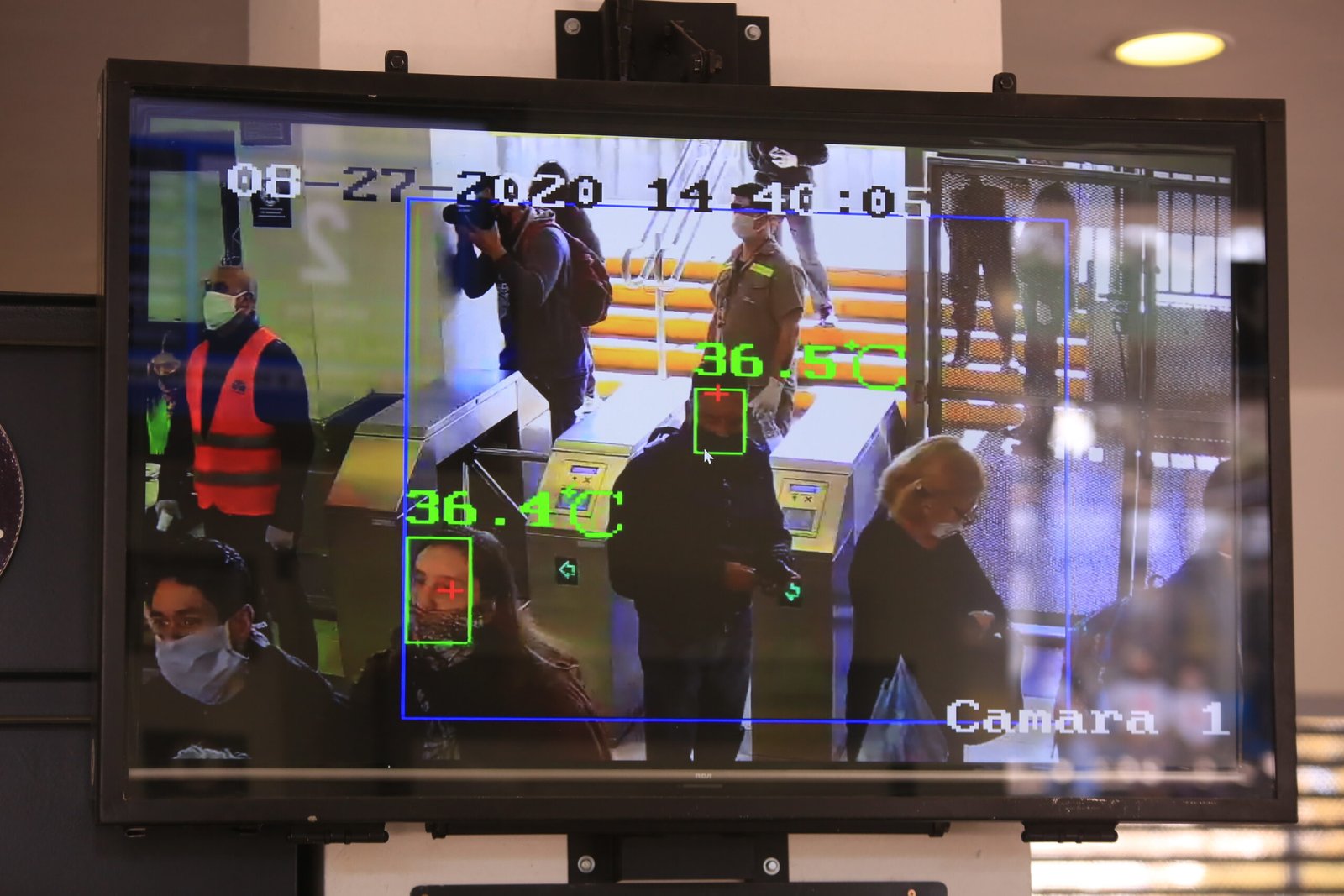 Operativo de control masivo de temperatura en la estación de Monte Grande