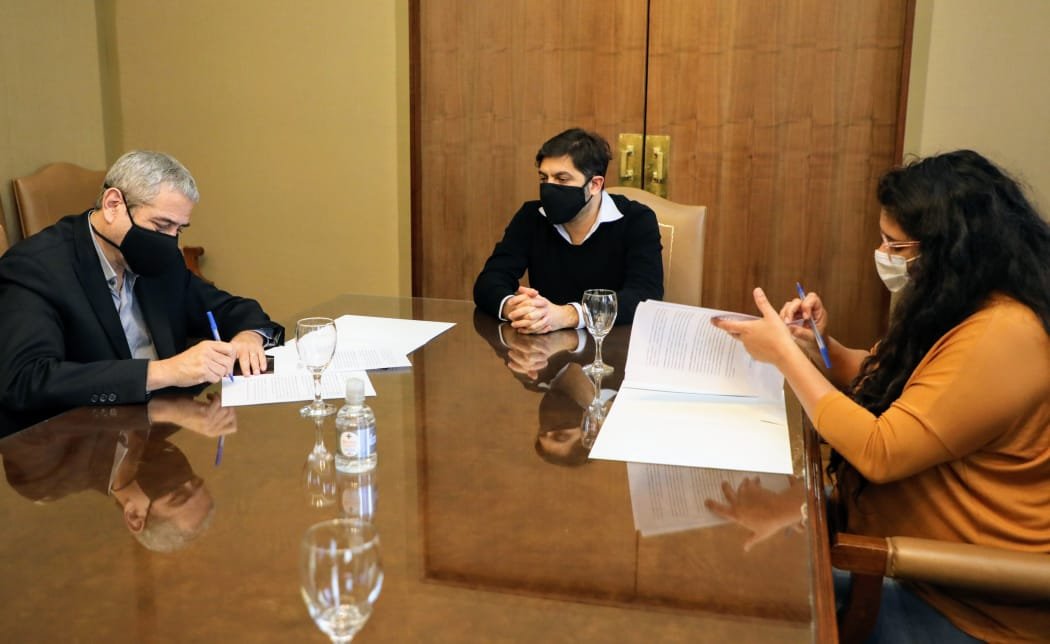 Ferraresi firmó un convenio con el Organismo Provincial de Integración Social y Urbana para mejorar la calidad de vida de los barrios populares