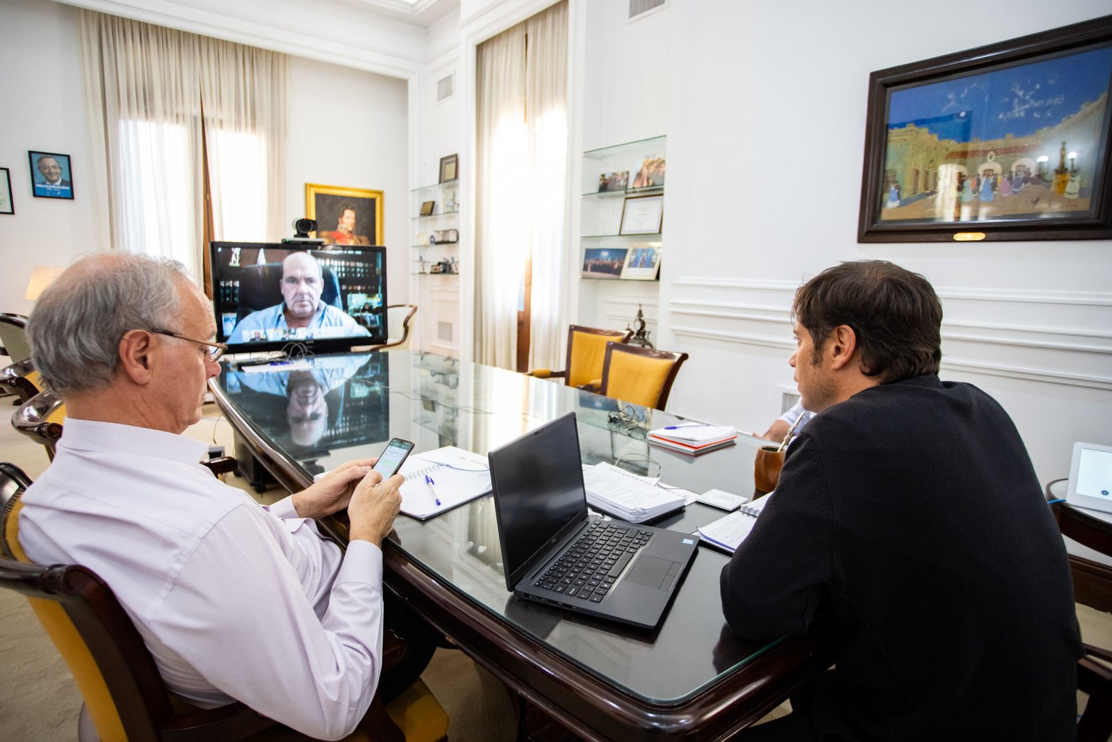 Kicillof en videoconferencia con intendentes, hoy con los del interior bonaerense, mañana con los del conurbano