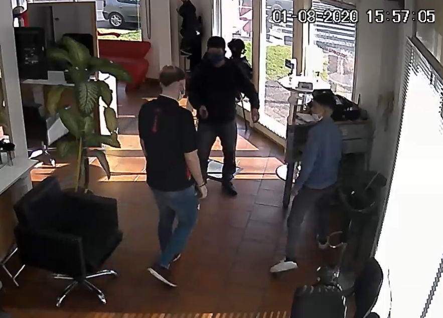 Llevó a su hijo a cortarse el pelo y asaltó al peluquero con un arma de juguete que escondía el chico