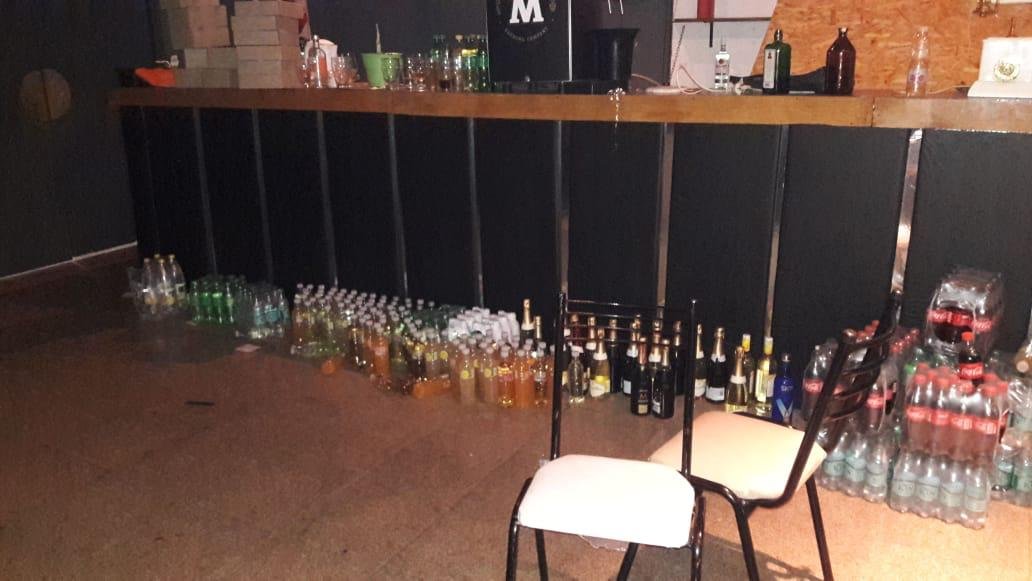 Fiesta clandestina en La Plata: 80 denunciados por violar la cuarentena se atrincheraron en un bar