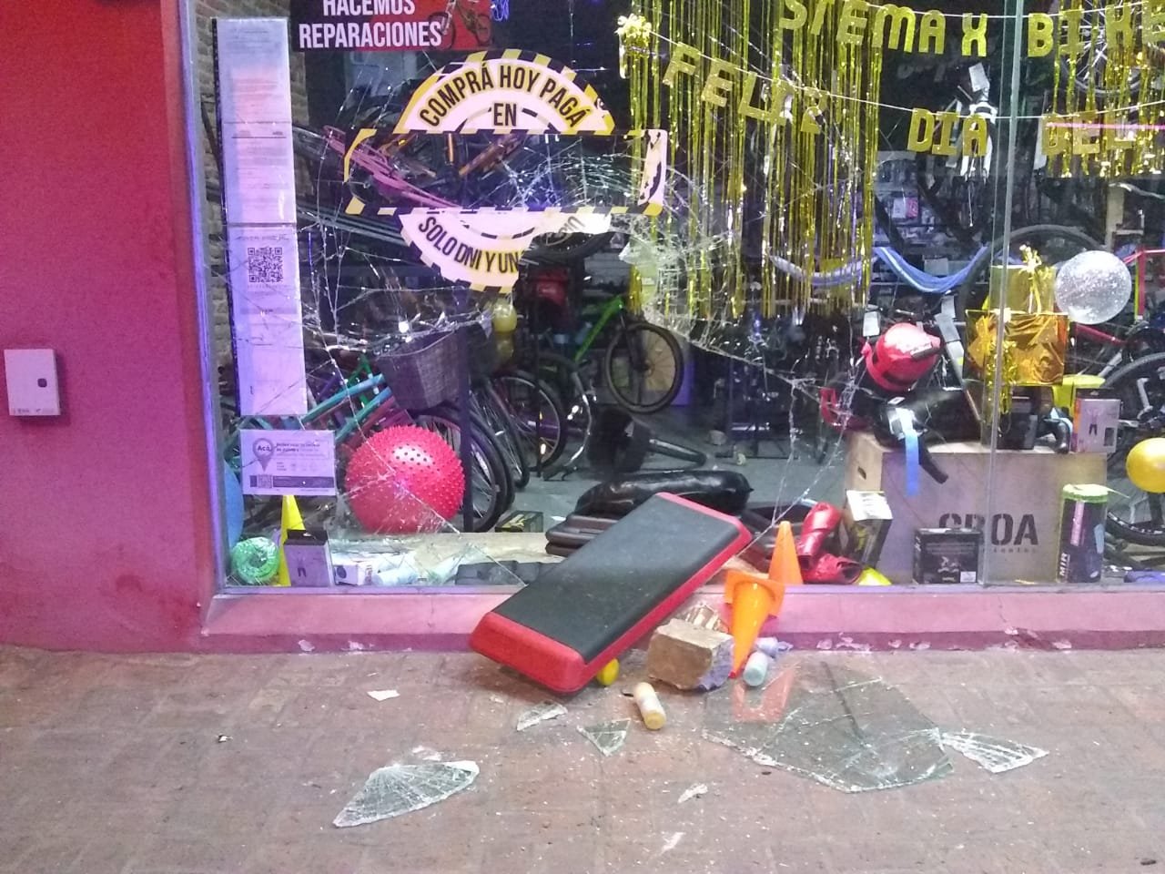 Piedrazos contra comercio para robar bicicletas