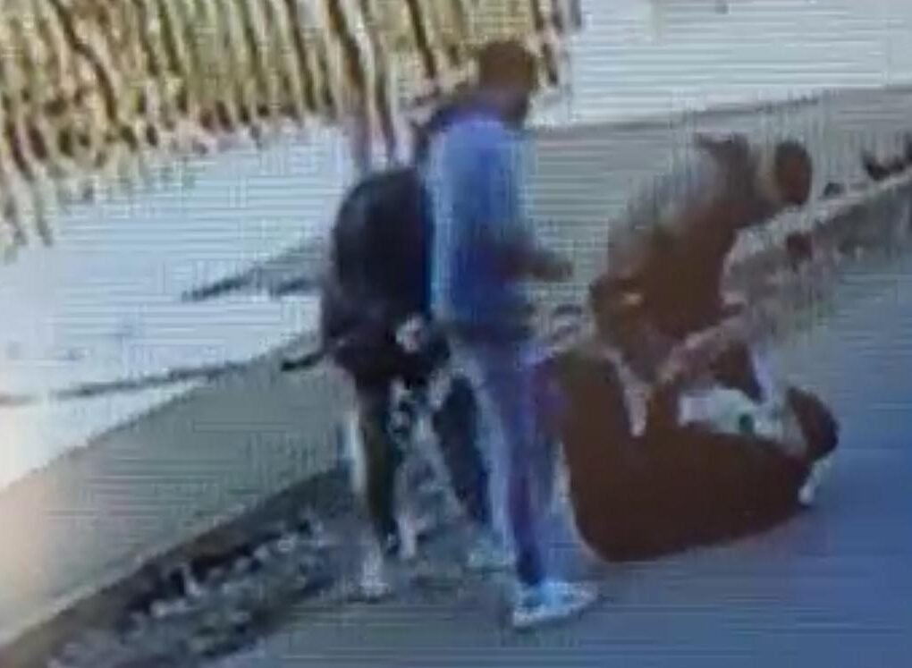 Otro violento robo en Bernal captado en video: jóvenes asaltan a una persona mayor y le arrebatan las llaves de su coche