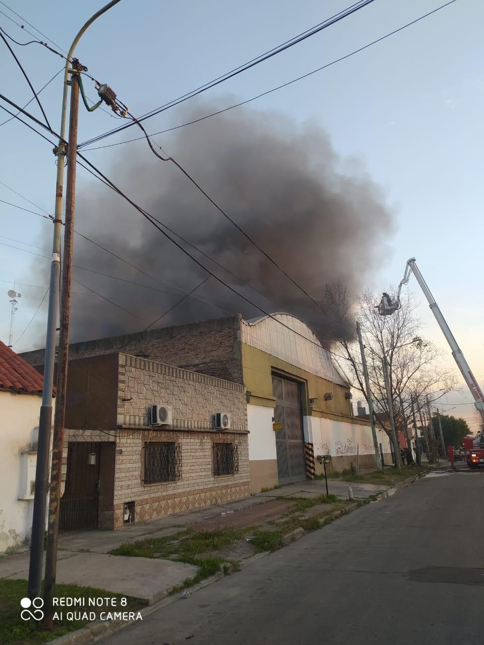 Bomberos controlaron el incendio en el depósito de Gerli Este