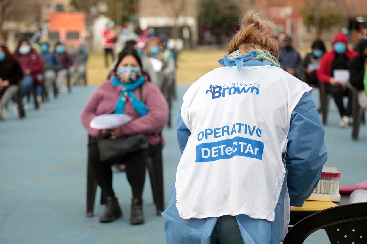 Operativo sanitario municipal en Solano: hisopados, vacunación y asistencia a pacientes de riesgo