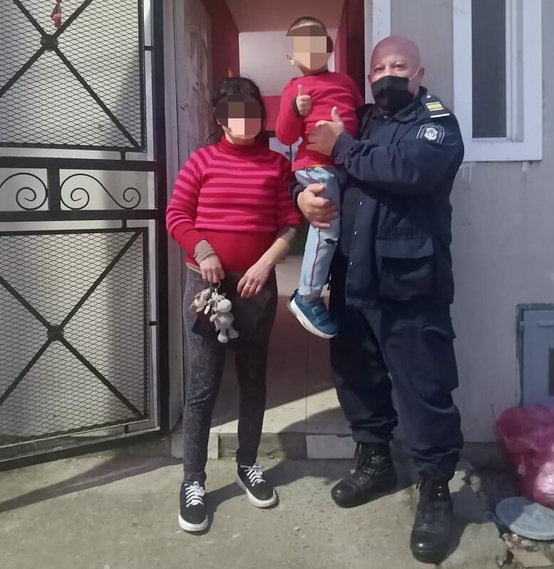 Wilde: policía salvó a un niño que se había atragantado con un chupetín