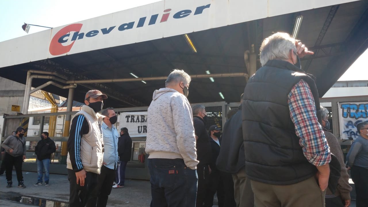 Trabajadores del grupo Flecha Bus reclaman por el pago de haberes y por protocolos para el próximo regreso a la actividad