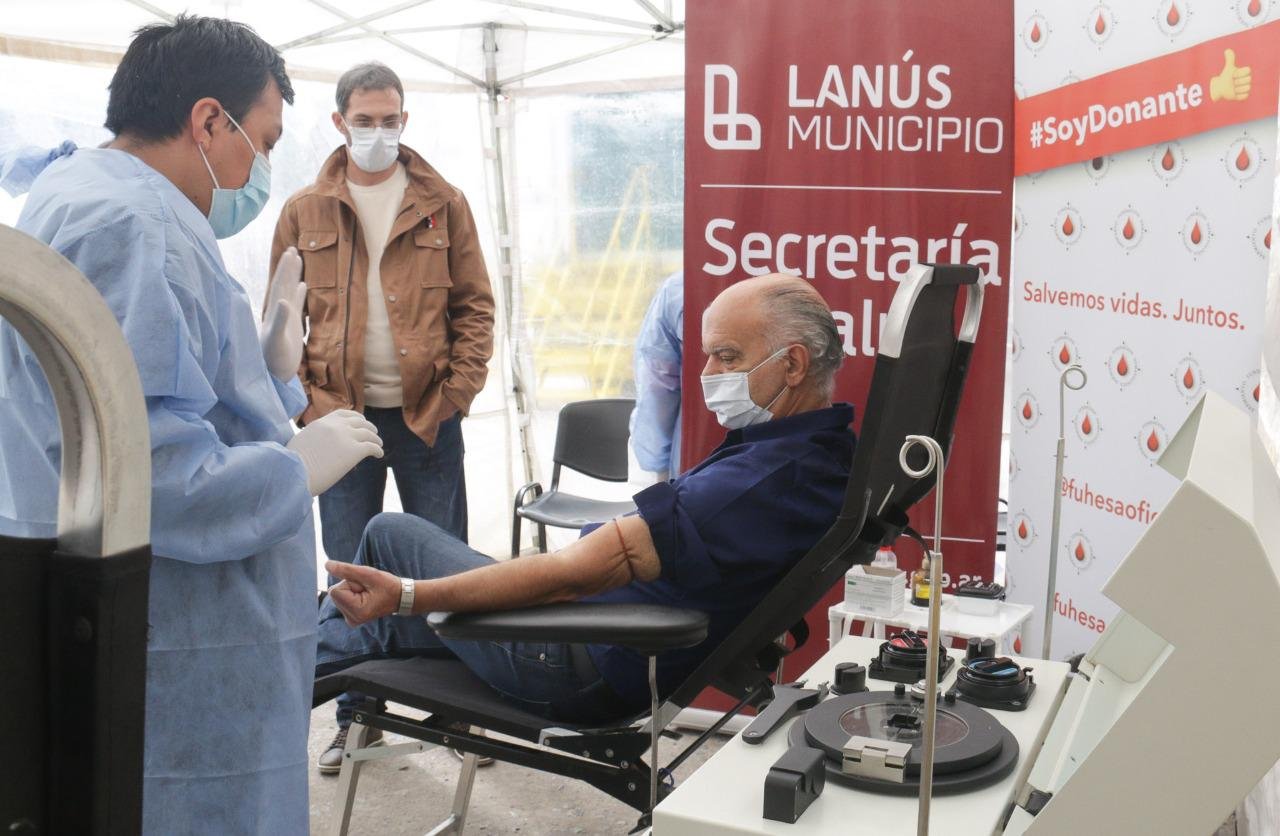 El intendente de Lanús se sumó a la campaña y donó plasma