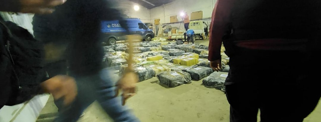 Secuestran 2.400 kilos de marihuana y detienen a tres narcos en el operativo «Malvinas Argentinas»