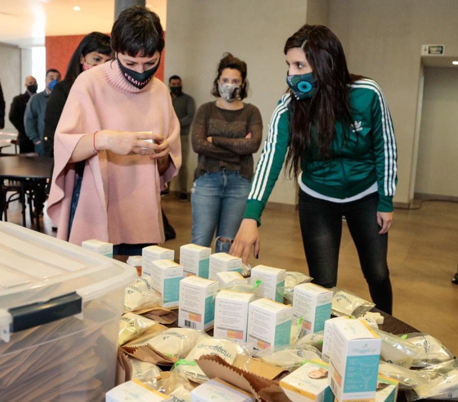 Mayra Mendoza y Daniela Vilar entregaron elementos de gestión menstrual sustentable en Quilmes