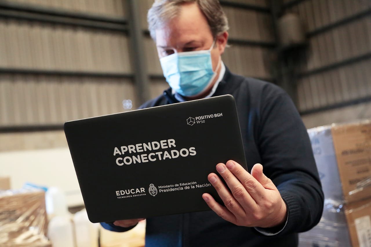 Cascallares encabezó recepción de las nuevas netbooks para avanzar e la enseñanza en tiempos de pandemia