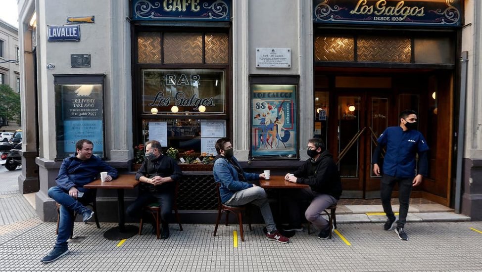 La Ciudad de Buenos Aires permitirá encuentros en espacios públicos, pero no en terrazas