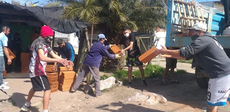 Músicos solidarios: los chicos de “La Mara Santos” continúan con actividades solidarias para vecinos del Barrio Tongui de Lomas