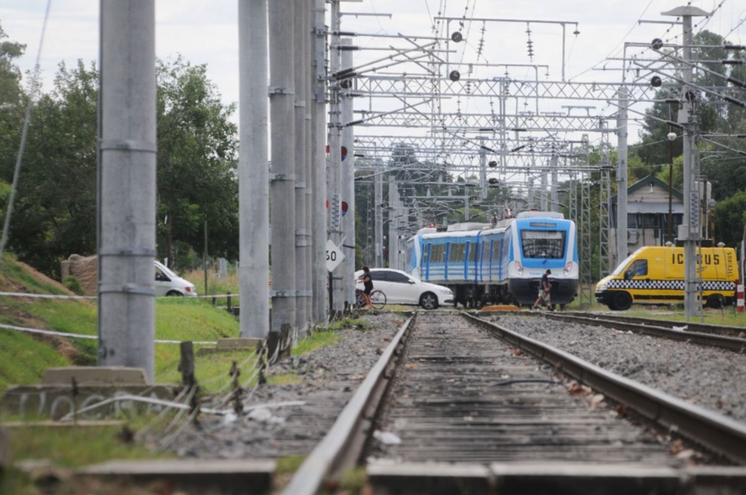 Casi una desgracia en el Tren Roca: formación logró frenar a tiempo y evitó embestir a un niño que deambulaba por la vía