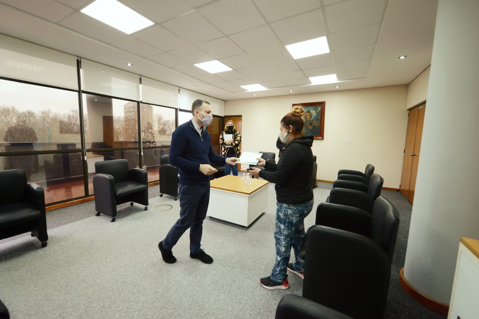 Entregan subsidios a vecinos con problemas de salud