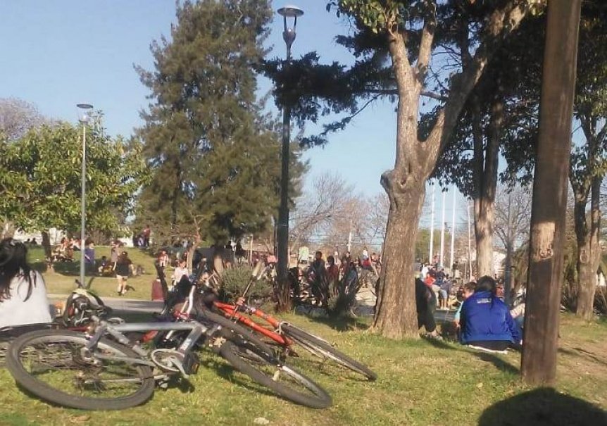 En plena pandemia: espacios públicos de Quilmes y Berazategui desbordados de gente
