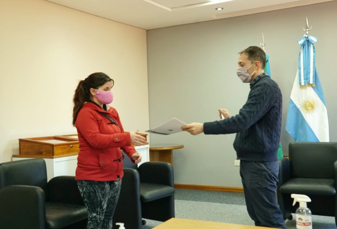 Municipio entregó subsidios a vecinos con problemas de salud