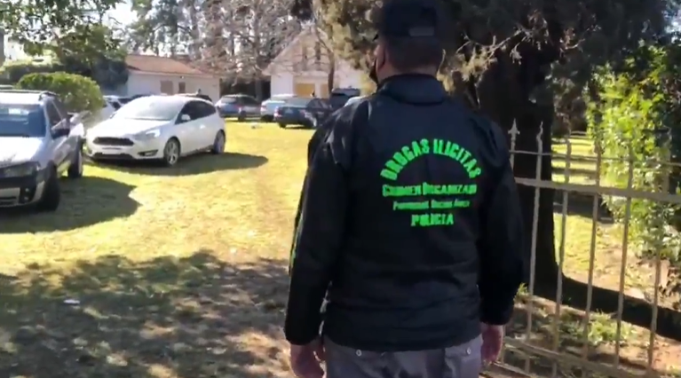 Dos policías entre los concurrentes: desbaratan multitudinaria fiesta clandestina y juego ilegal en La Matanza