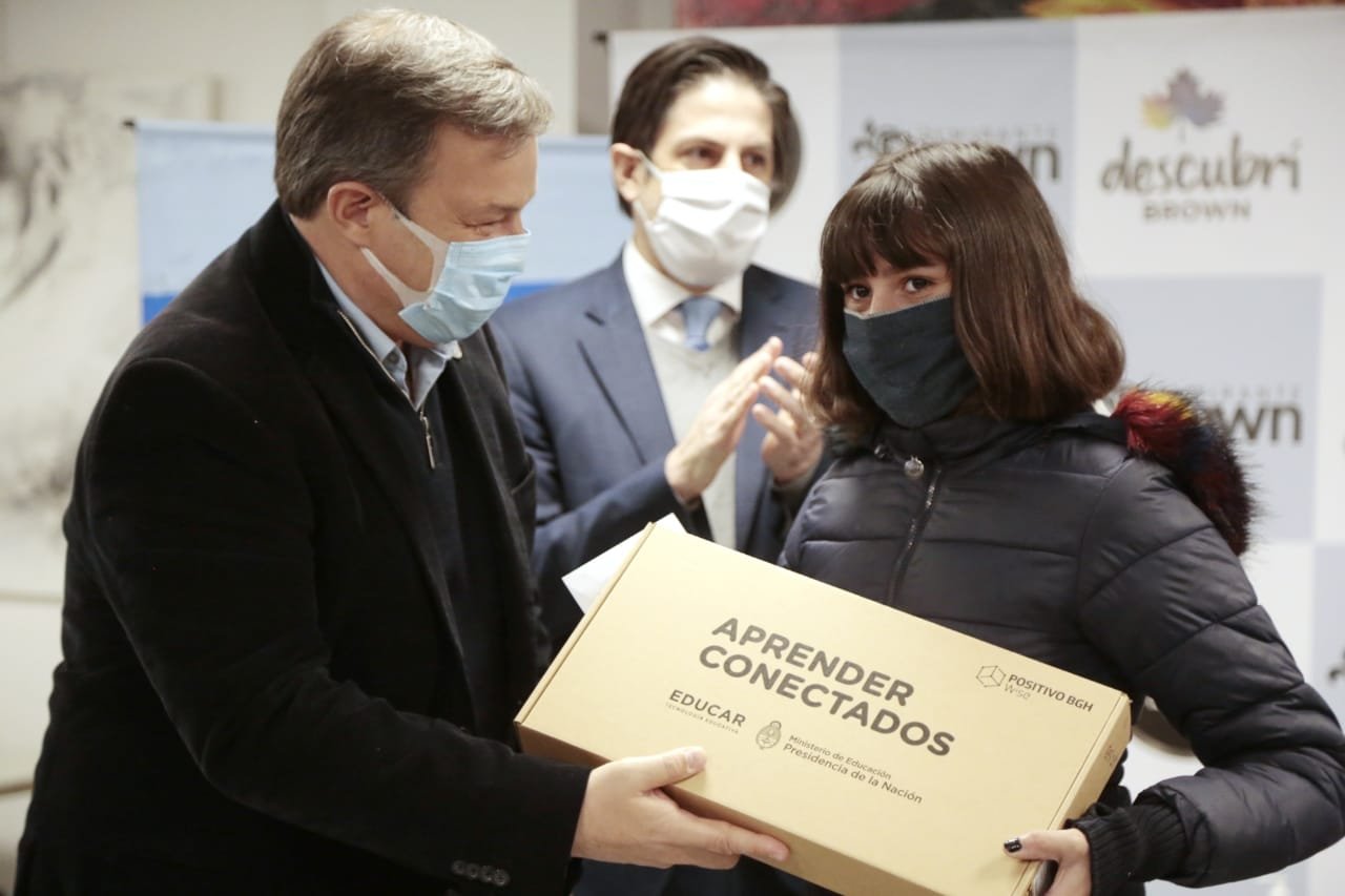 Cascallares, Trotta y Vila inauguraron el IV Congreso de Educación de Brown y entregaron netbooks