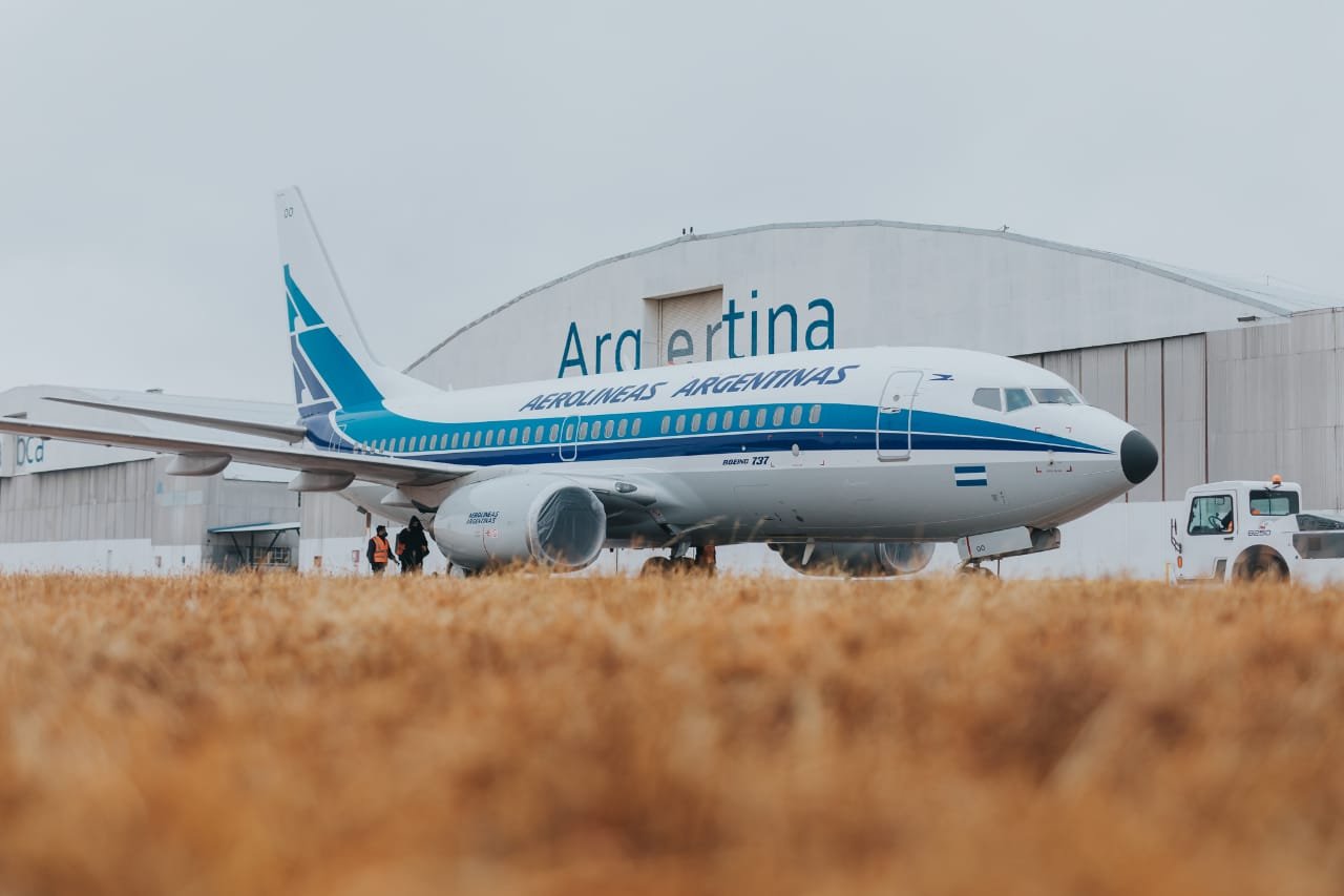 Aerolíneas Argentinas presentó su avión con diseño «retro»