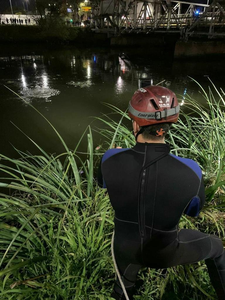 Murió al caer con su automóvil al Riachuelo