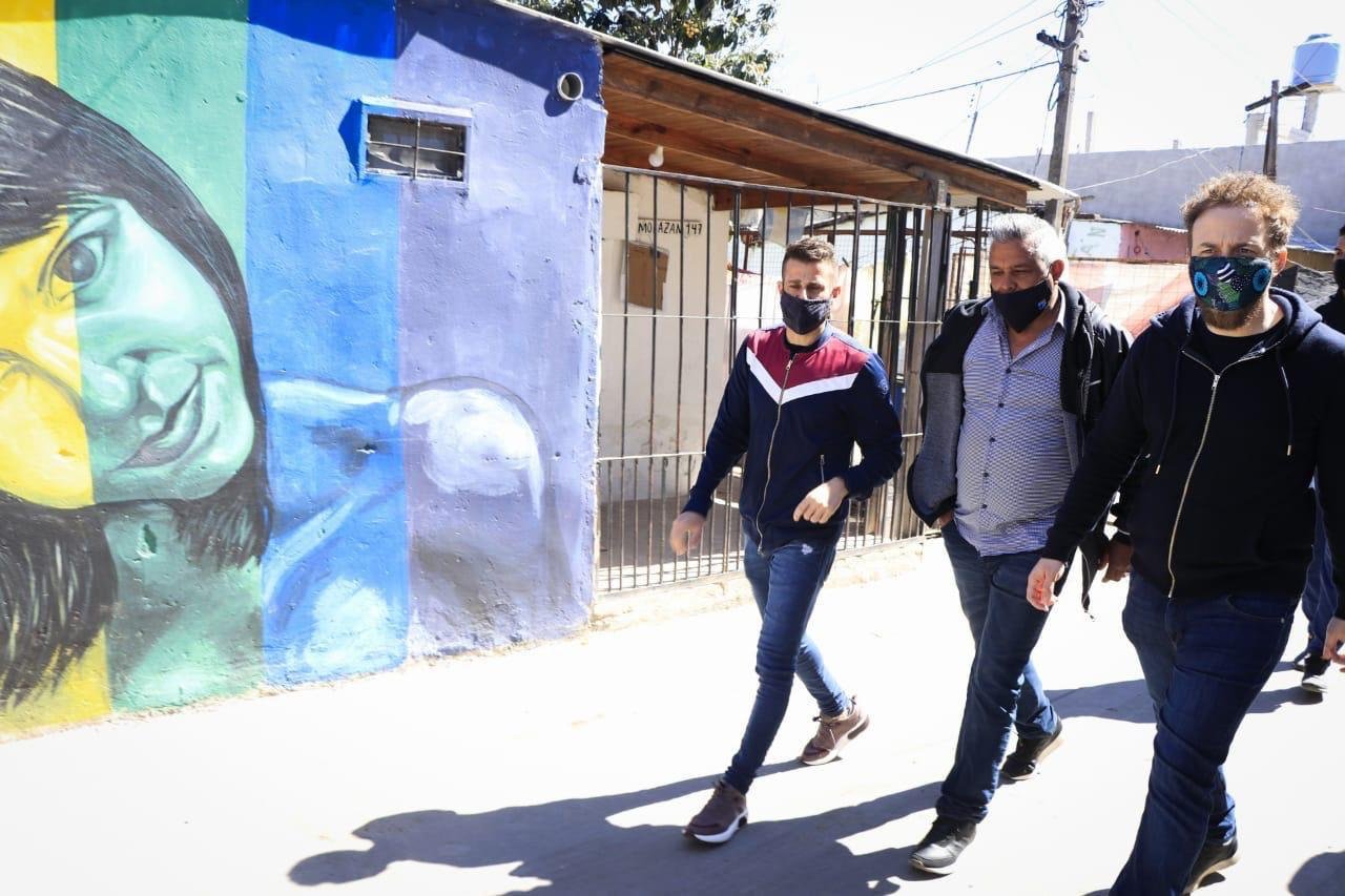 Otermín recorrió la galería de arte a cielo abierto en el barrio La Cava de Fiorito