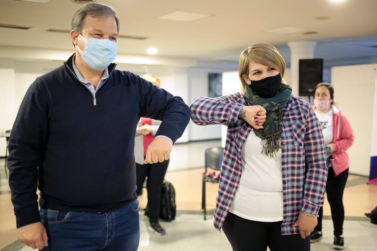 Cascallares junto a voluntarios de Brown que enfrentan al Covid-19