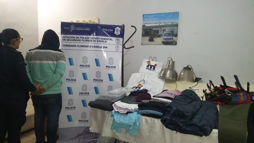 Como no le pagaban, se llevó la ropa