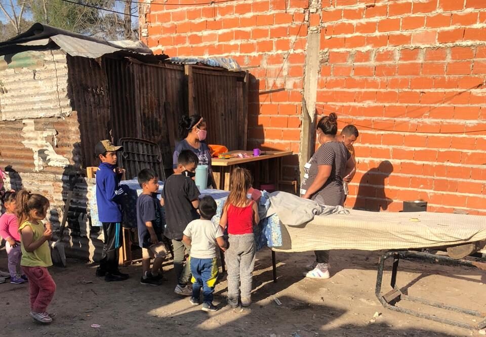 “Los Chicos de la Colchonera”: el merendero que abrió hace una semana y ya atiende a más de 60 chicos