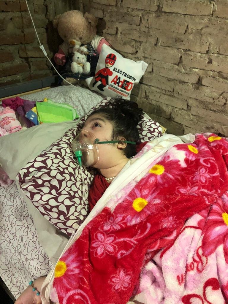 Para mejorar su vivienda, la familia de una chica electrodependiente apela a la solidaridad