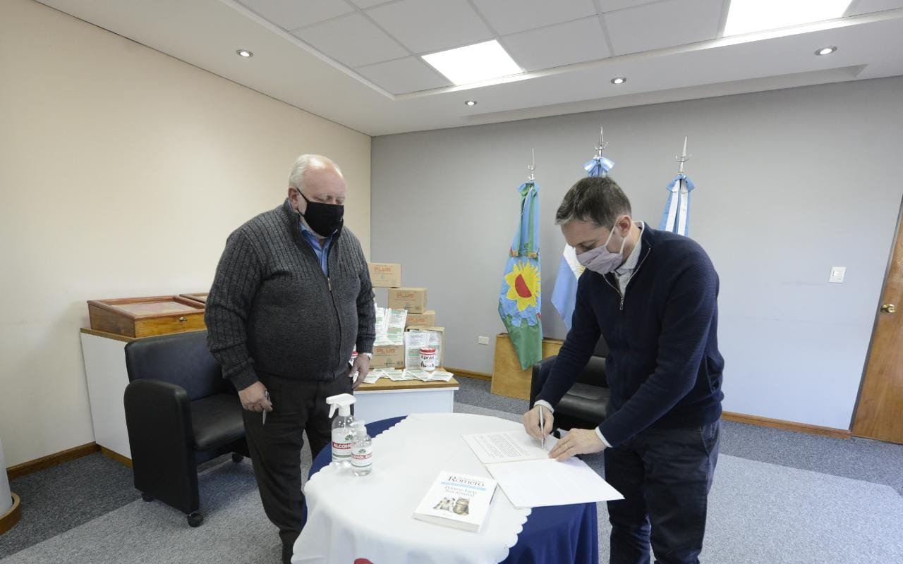 Gray y el doctor Romero firmaron un acuerdo de colaboración