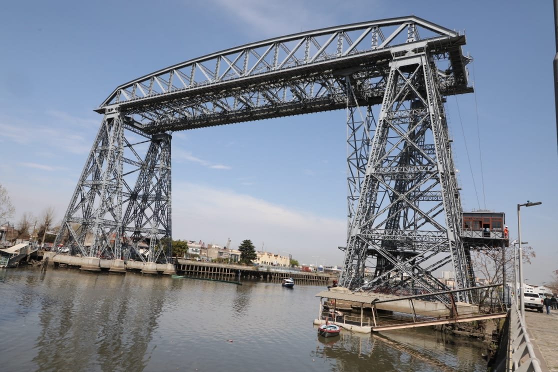 Avellaneda: funcionarios cruzaron el Riachuelo en el recuperado Transbordador del Puente Nicolás Avellaneda