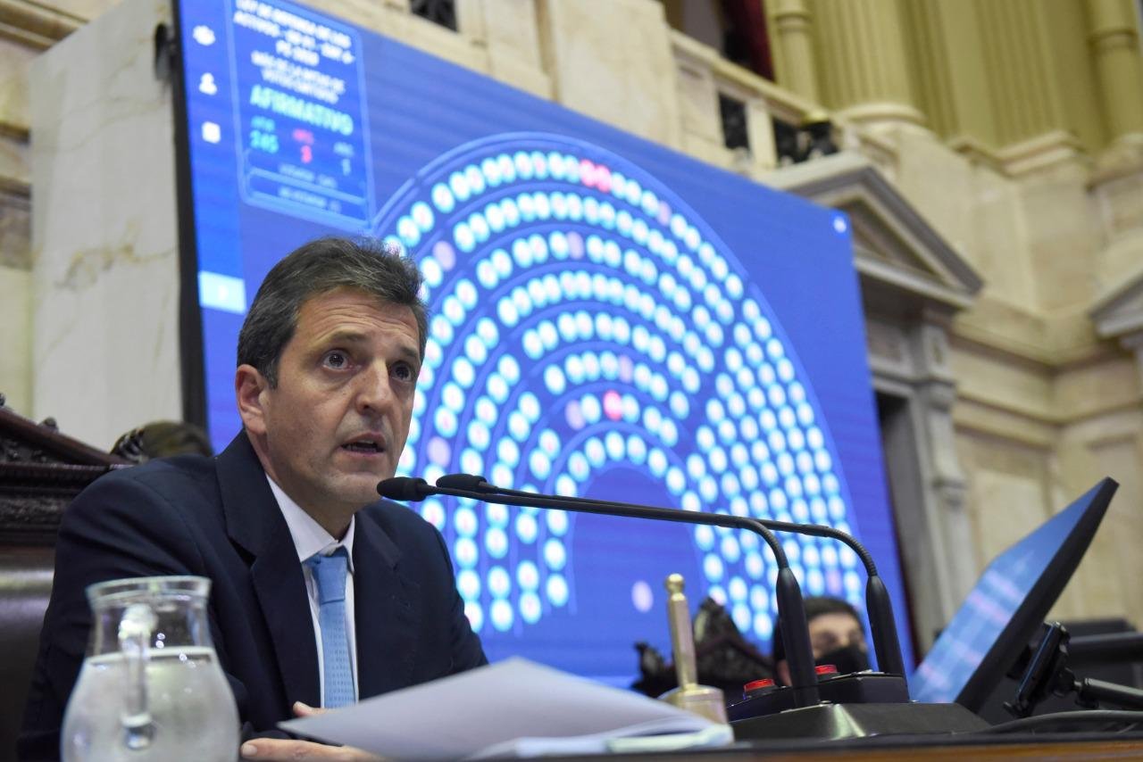 Massa condenó la muerte del policía y respaldó el uso de Taser