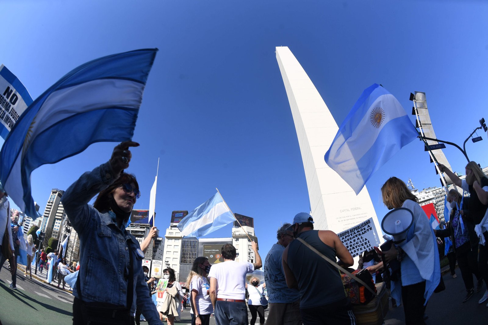 Manifestantes se concentran en el Obelisco porteño para protestar contra políticas del Gobierno