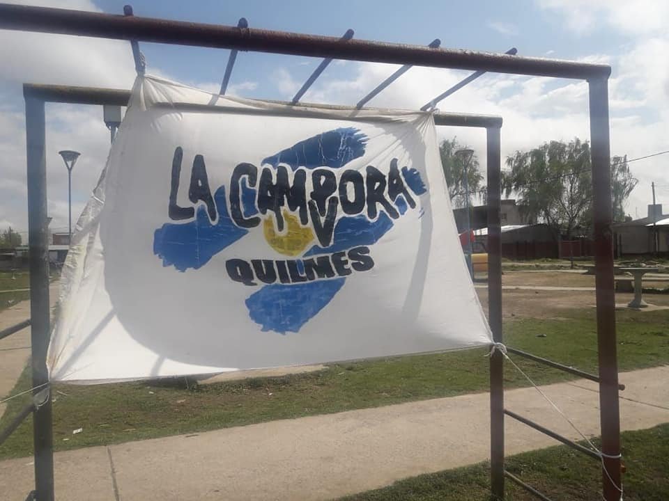La Cámpora organizó una jornada de trabajo y pintura con ayuda de niños y estallaron críticas en redes sociales