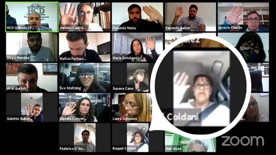 Insólito: escrachan a una concejal que votó en sesión remota mientras manejaba un vehículo