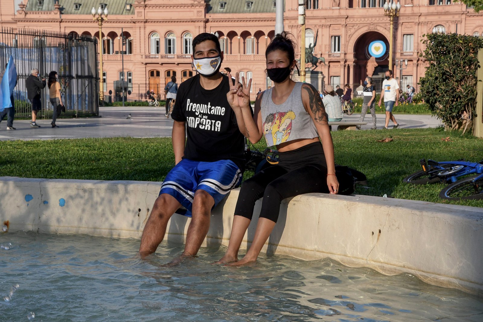 Con caravanas y actos para pocos, la militancia peronista celebró el Día de la Lealtad en el país
