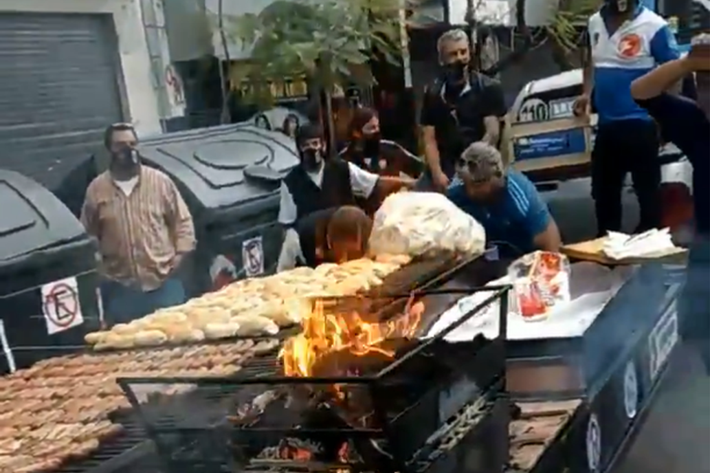 Capacidad para 100 chorizos: el «chorimóvil» del Día de la Lealtad que causó furor en las redes